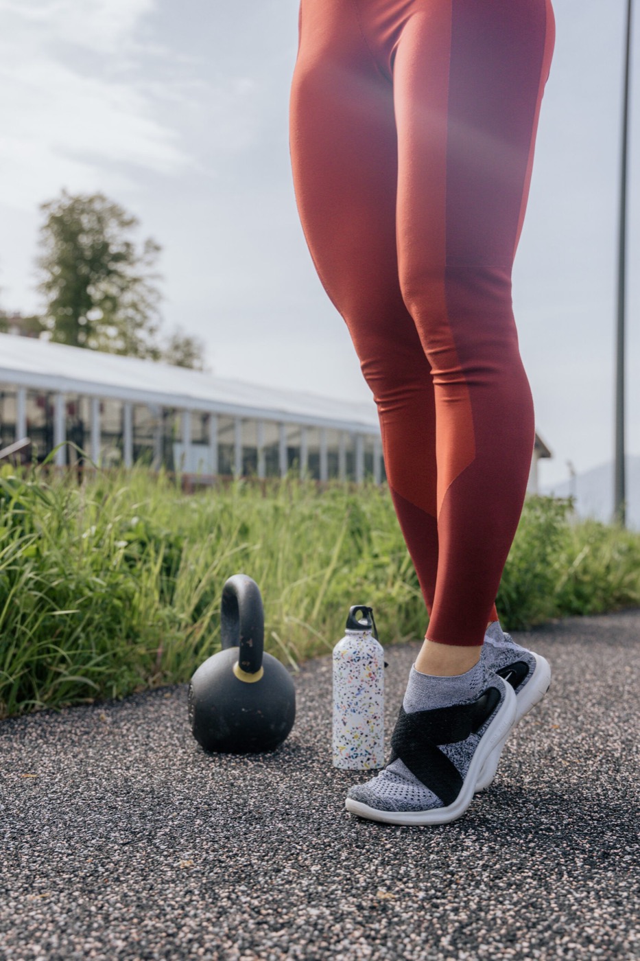 Vrouw traint buiten met personal trainer in de Zaanstreek